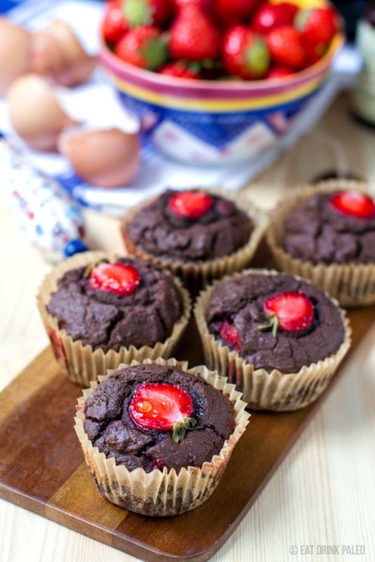 paleo_chocolate_muffins_with_strawberries-683x1024
