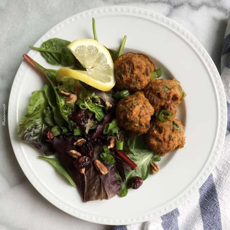 Tuna bites on a plate with salad and a slice of lemon